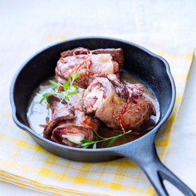 Saltimboccas d'onglet de bœuf au speck et sauce à l'échalote