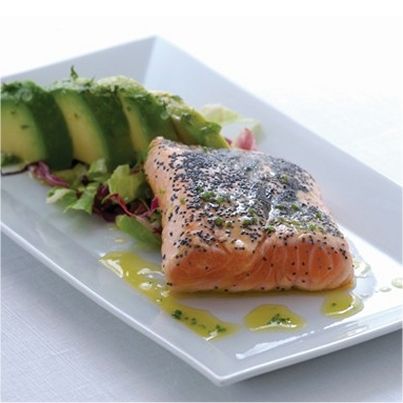 Saumon de Norvège grillé et mariné avec salade d'avocat