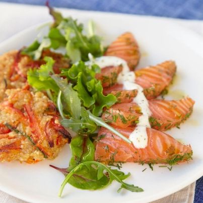 Saumon mariné aux herbes, sur galettes de quinoa aux légumes, sauce au fromage frais