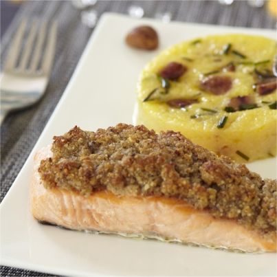Pavé de saumon en croûte de noisettes, polenta aux châtaignes et aux herbes