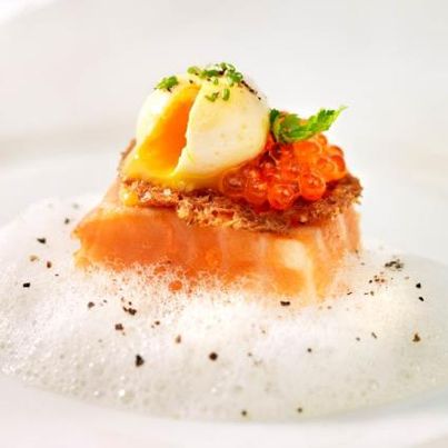 Saumon de Norvège fumé, toast de pain de seigle, œuf de caille confit et émulsion d’amandes