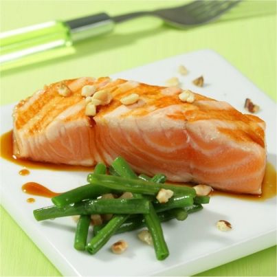 Saumon de Norvège laqué au caramel à l'orange, haricots verts aux noisettes