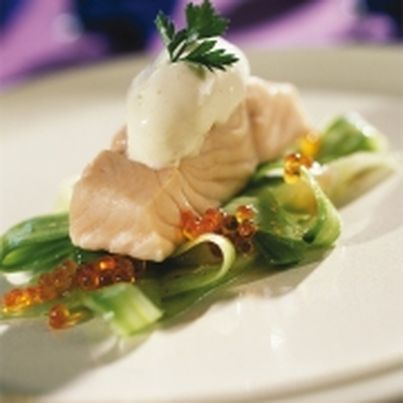 Pavé de Saumon de Norvège Poché, Crème au Raifort et Salade de Concombre