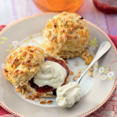 Scones muesli à la crème et confiture de figues