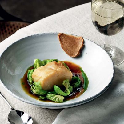Skrei de Norvège, poché au bouillon de chou blanc, choux de Bruxelles