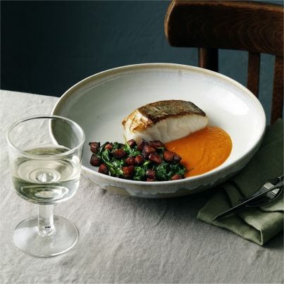 Skrei de Norvège rôti, sauce aux poivrons, chorizo et olives