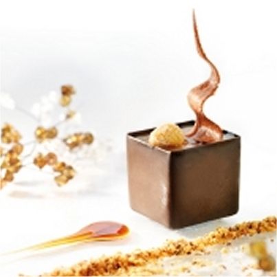 Soleil de Minuit au Chocolat, Pralines de Chocolat Blanc, Profiteroles et Sirop de Prunes