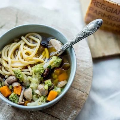 Soupe romaine de brocolis romains, potiron, champignons et tagliatelles au Parmigiano Reggiano