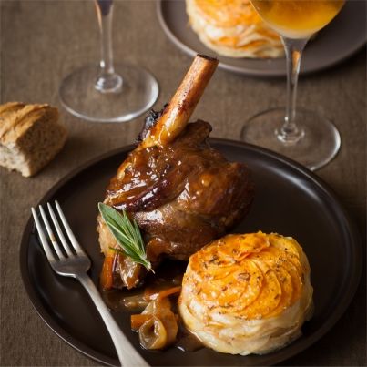 Souris d'agneau braisée au cidre, confite aux épices et son tian de pommes de terre, patates douces