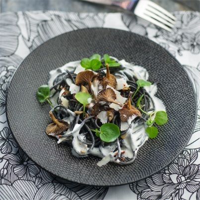 Spaghetti noirs aux champignons, crème au parmesan