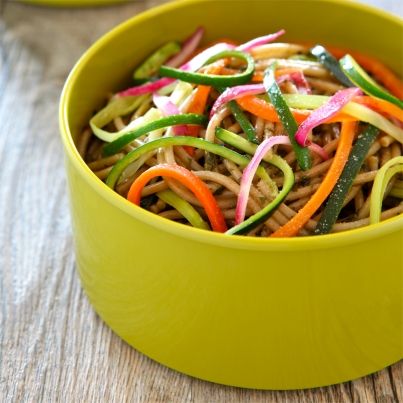 Spaghettis à l'épeautre et filaments de légumes