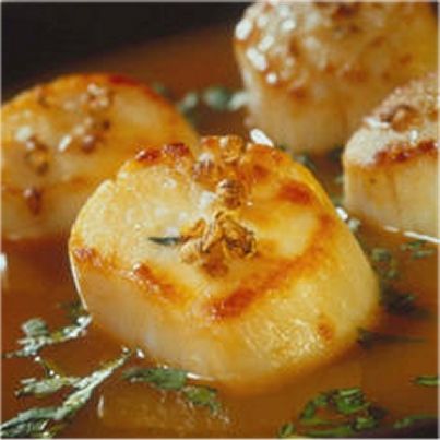 Nage de coquilles Saint-Jacques au jus de carottes et aux deux coriandres