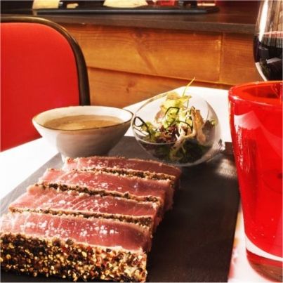 Steak au poivre de thon mi-cru, mi-cuit