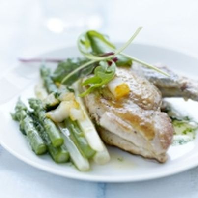 Suprême fondant de pintade, asperges et fine mousseline aux herbes fraîches