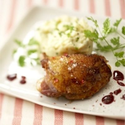 Suprême de poulet laqué au Floc de Gascogne rouge en aigre-doux, écrasée de pommes de terre