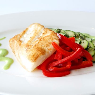 Suprême de Turbot sauvage au beurre vert à l'anis, courgettes fondantes et tombée de poivrons