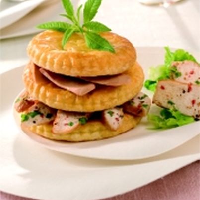 Millefeuille de suprêmes de pintade au foie gras, embeurrée de chou