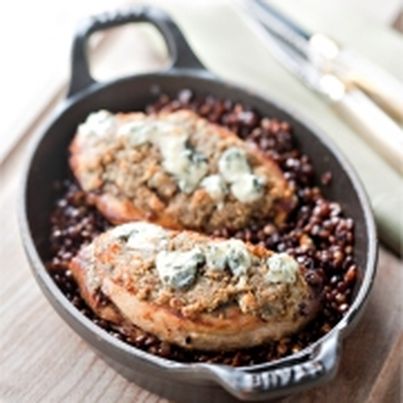 Suprêmes de Pintade Fermière d'Auvergne Label Rouge rôtis en croûte de Fourme d'Ambert, lentilles vertes du Puy confites au vin rouge de Saint-Pourçain
