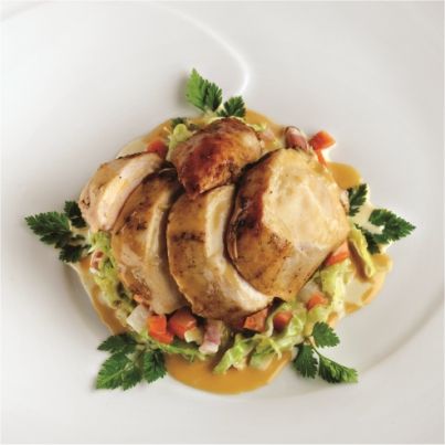 Suprêmes de poulet fermier d'Auvergne, chou braisé, sauce au vin jaune