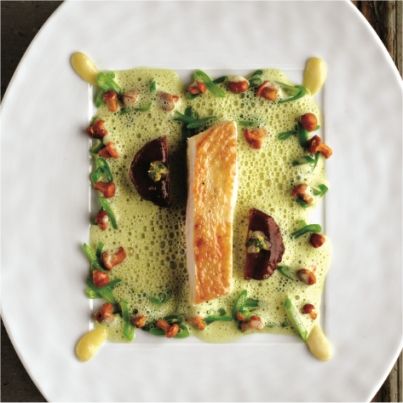 Suprêmes de poulet fermier d'Auvergne rôtis, cuisses au citron glacées d'un jus blond, girolles et petits pois, fleurette aux herbes, amandes fraîches