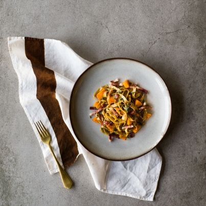 Tagliatelles aux 4 Céréales et Graines de Pavot au Potiron, au Speck, à la Sauge et aux Baies de Genièvre