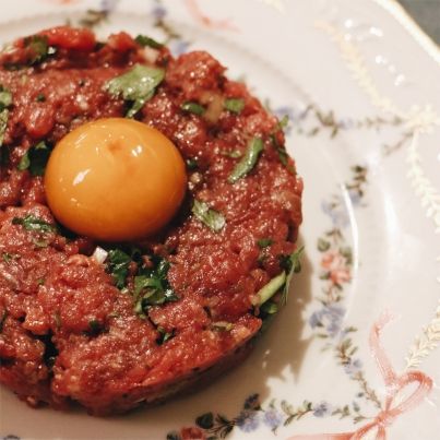 Tartare de bœuf, Frites Allumettes Dorées et Ketchup Maison