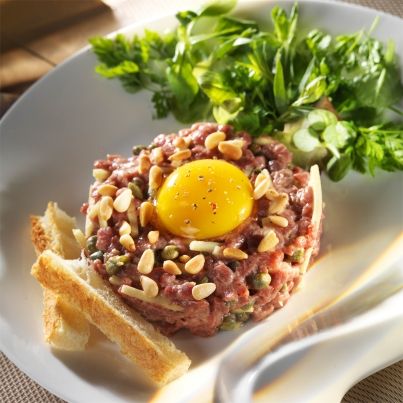 Tartare de canard aux brugnons et pignons de pin