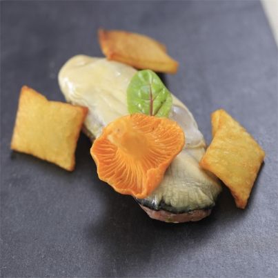 Tartare d'aiguillettes de canard, Huître Gillardeau n°0 et Pommes soufflées