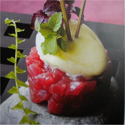 Tartare de thon rouge et son sorbet de concombre aux piments d'Espelette