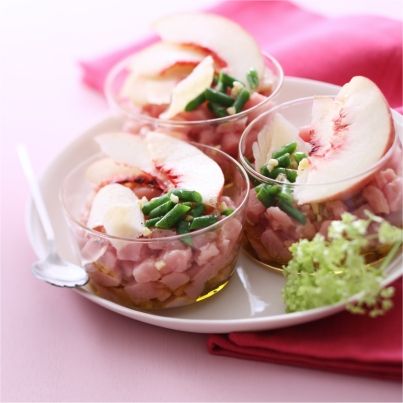 Tartare de veau, amandes fraîches et jus de pêche blanche