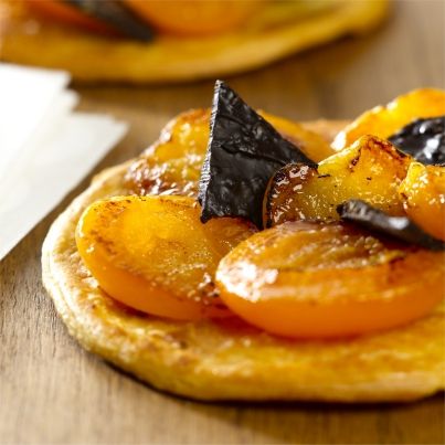 Tarte fine à l'abricot, éclats croquants d'Emmental au chocolat