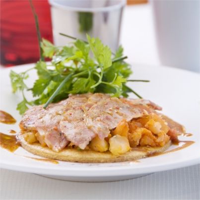 Tarte fondante à l'andouillette basque et homard, jus de crustacé