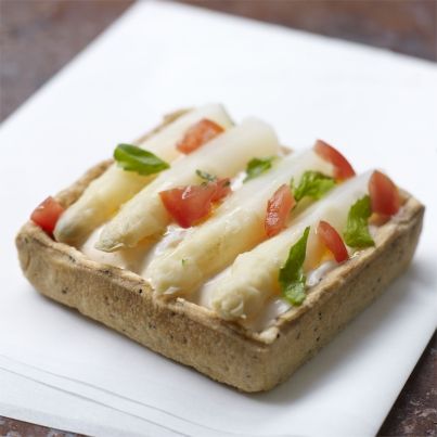 Tarte aux Asperges des Landes des Sables IGP et sa mousse tomate-basilic