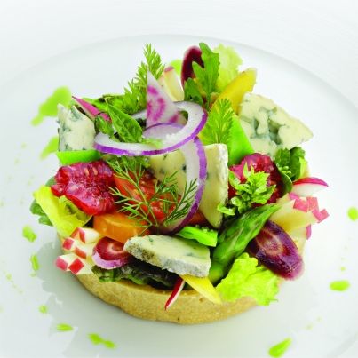 Tarte fine printanière, copeaux de Fourme d'Ambert, huile de pimprenelle