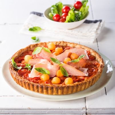 Tarte fine à la tomate, jambon cru et melon