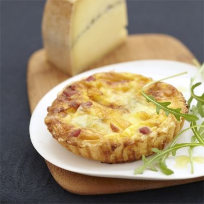 Tarte croustillante au Morbier et au jambon de montagne