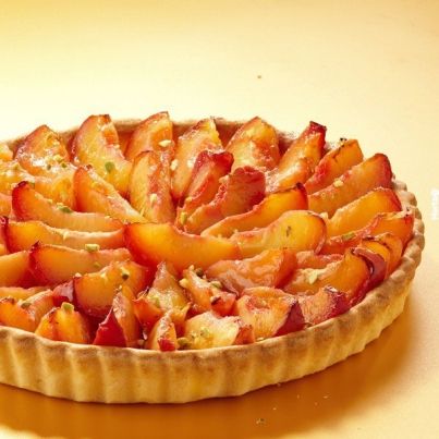 Tarte aux nectarines et pistaches concassées