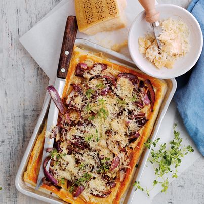 Tarte au Parmigiano Reggiano, thym et oignons rouges