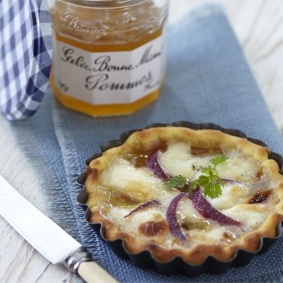 Tarte au Pélardon, oignons rouges et Gelée de Pommes Bonne Maman®
