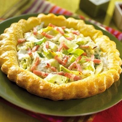 Tarte à la fondue de poireaux, fromage frais et allumettes de lardons