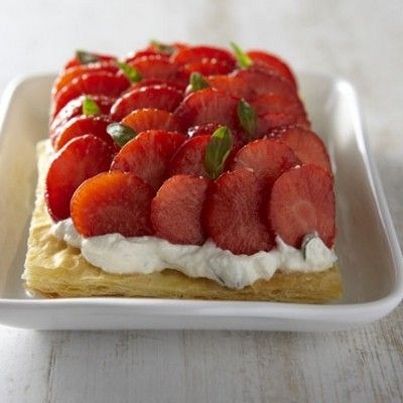 Tarte feuilletée à la ricotta, basilic et fraises marinées