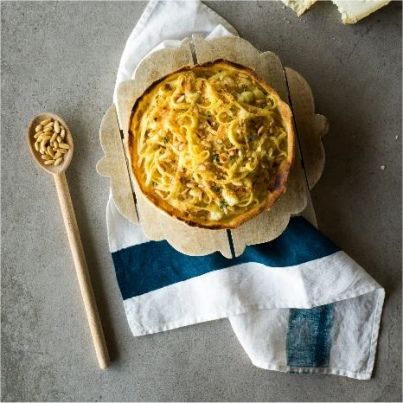 Tarte de Spaghettoni Giovanni Rana à la fondue de fromage Castelmagno, crumble de mie de pain, thym et pignons