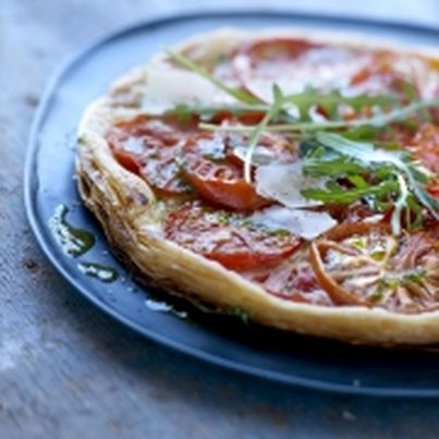 Tarte feuilletée à la tomate, pesto de roquette