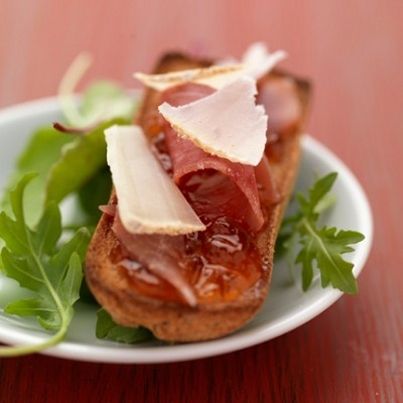 Tartine de fromage Pur Brebis Pyrénées aux copeaux de jambon de Bayonne et gelée au piment d'Espelette