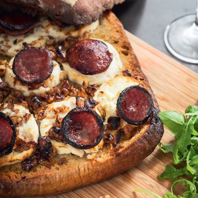 Tartine de chèvre comtois et saucisse de Morteau au miel du Jura et noix