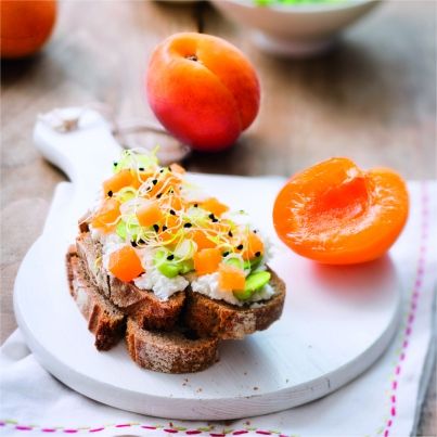 Tartine Gourmande au Chèvre Frais, Fèves et Abricots de Nos Régions