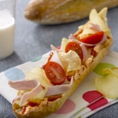 Tartine de fromage frais, jambon à l'os et chips écrasées