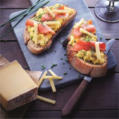 Tartine d'Œufs Brouillés Au Gruyère AOP suisse Réserve et Saumon Fumé