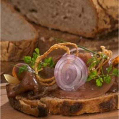 Tartine aux Oignons de Roscoff et marinade minute de thon rouge