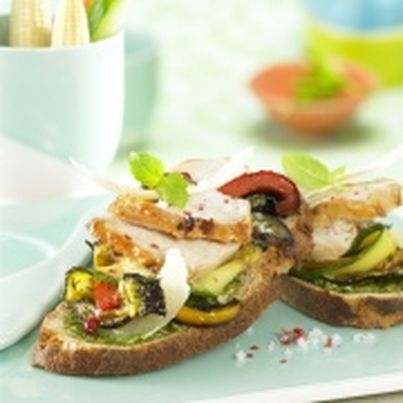 Tartine de suprêmes de pintade aux légumes grillés sauce pesto